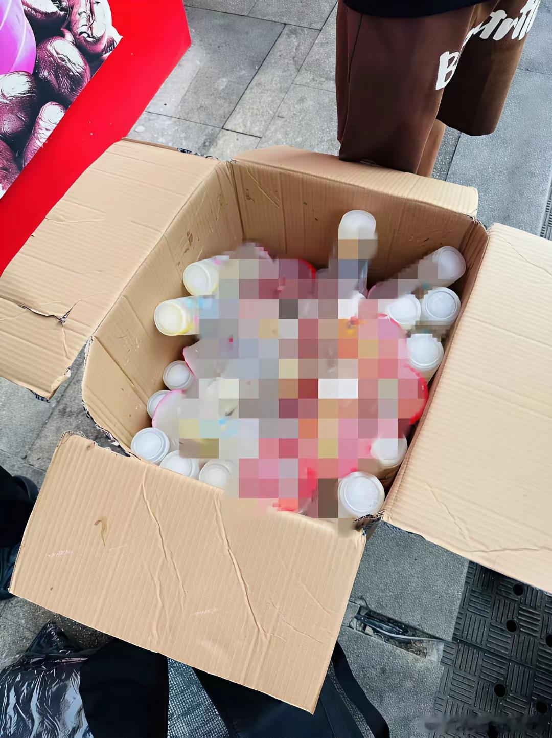 🔺🔺湖南一男子背40公斤蜜雪冰城上武功山售卖，当事人：背了四十杯左右，每杯1