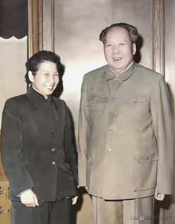 历史时光
这两张罕见合影见证了毛主席与曾志长达半个世纪的深厚情谊。​两人相识于井