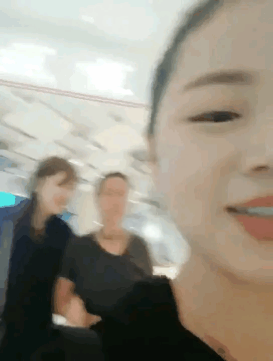 看了一下黑X粉丝说的，当时金评霉一家子只有凯莉没说话也没跟风带我霉节奏，所以相对