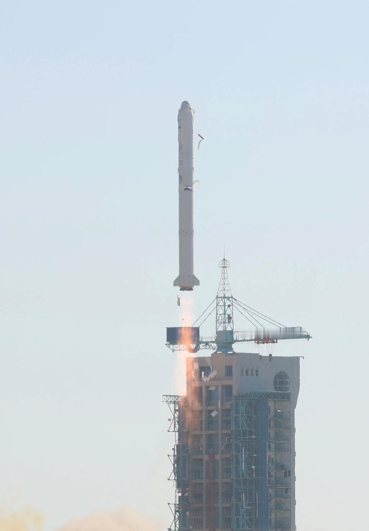 1月31日12时01分，长征二号丙运载火箭在酒泉卫星发射中心点火起飞，随后将阿尔