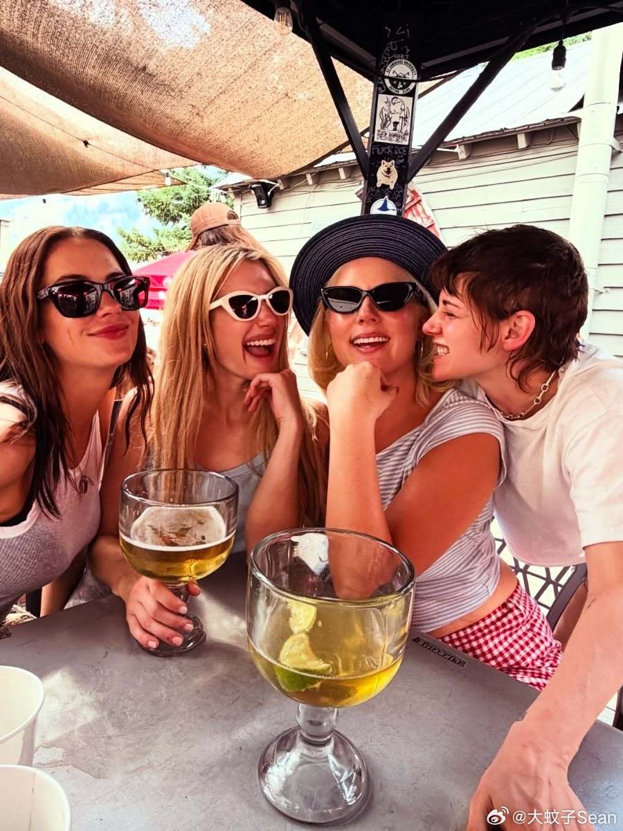 Ashley Benson晒参加Emma Roberts艾玛罗伯茨婚礼和艾玛、小