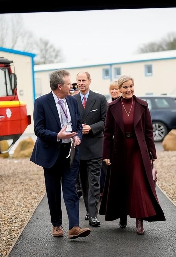 爱丁堡公爵夫妇新年合体[玫瑰]
苏菲身着酒红色长大衣和爱德华王子一起，
来到慈善