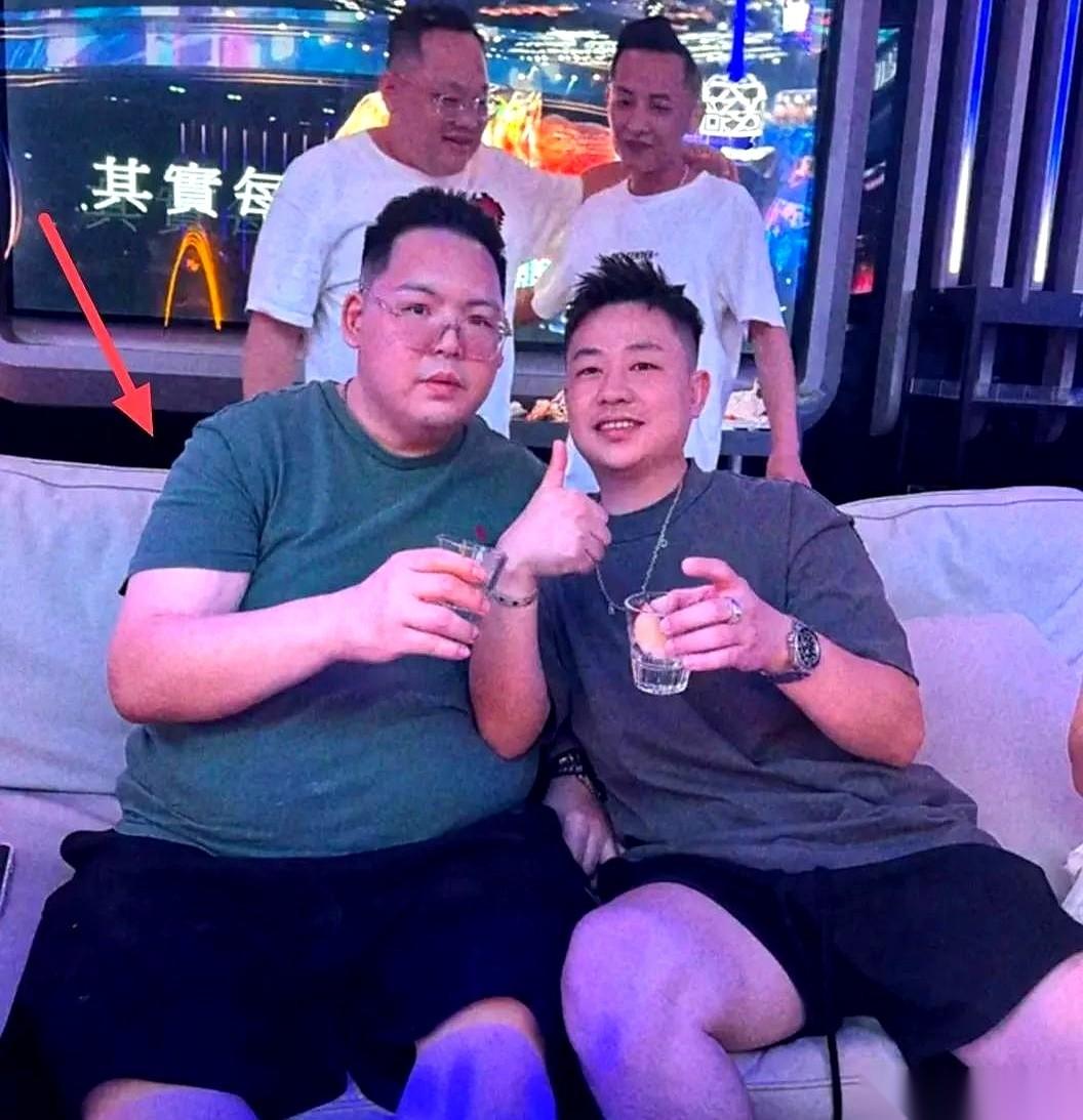 向佐弟弟那张照片，我看了半天。
说真的，有点心酸。
同一个爹，同一个妈，一个活成