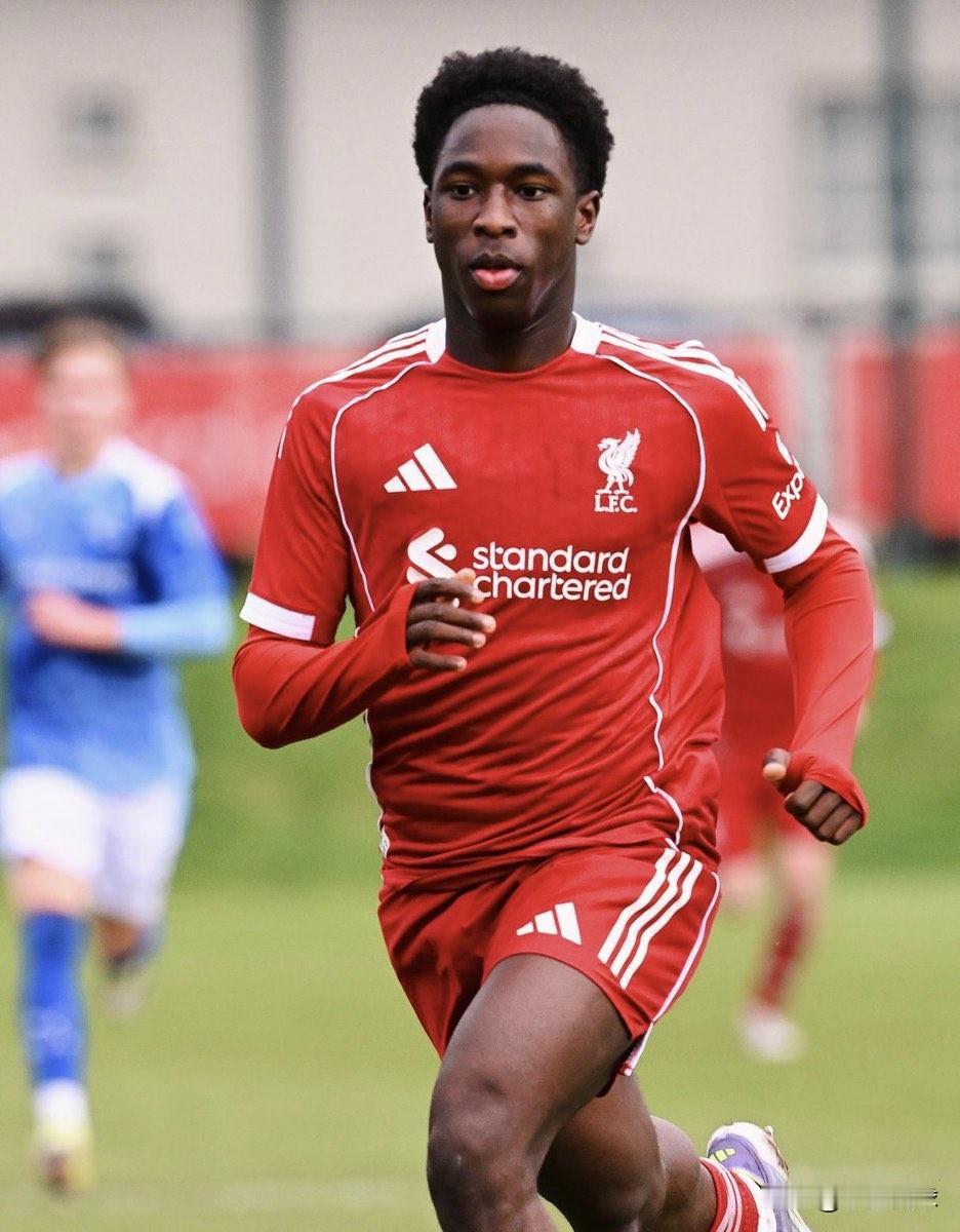 15岁的约书亚·阿贝在周日利物浦对阵曼城的比赛前，已连续第二周随一线队训练。这在