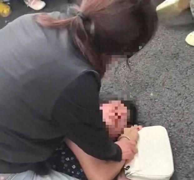 河北保定，一名女子公然欺负同龄人，不光动手殴打，并且还把她的底*

裤给扒掉了！