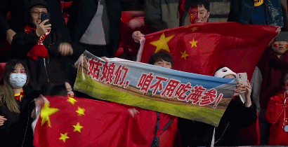 中国足球那帮海参队，大纹身队庆幸生长在咱太平盛世，安定和谐的国度。尽管这帮白斩鸡