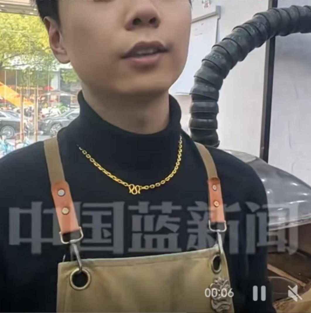 2月4日，当大多数人和家人团聚享受春节假期时，杭州的一家打金店内却炉火通明，金锤