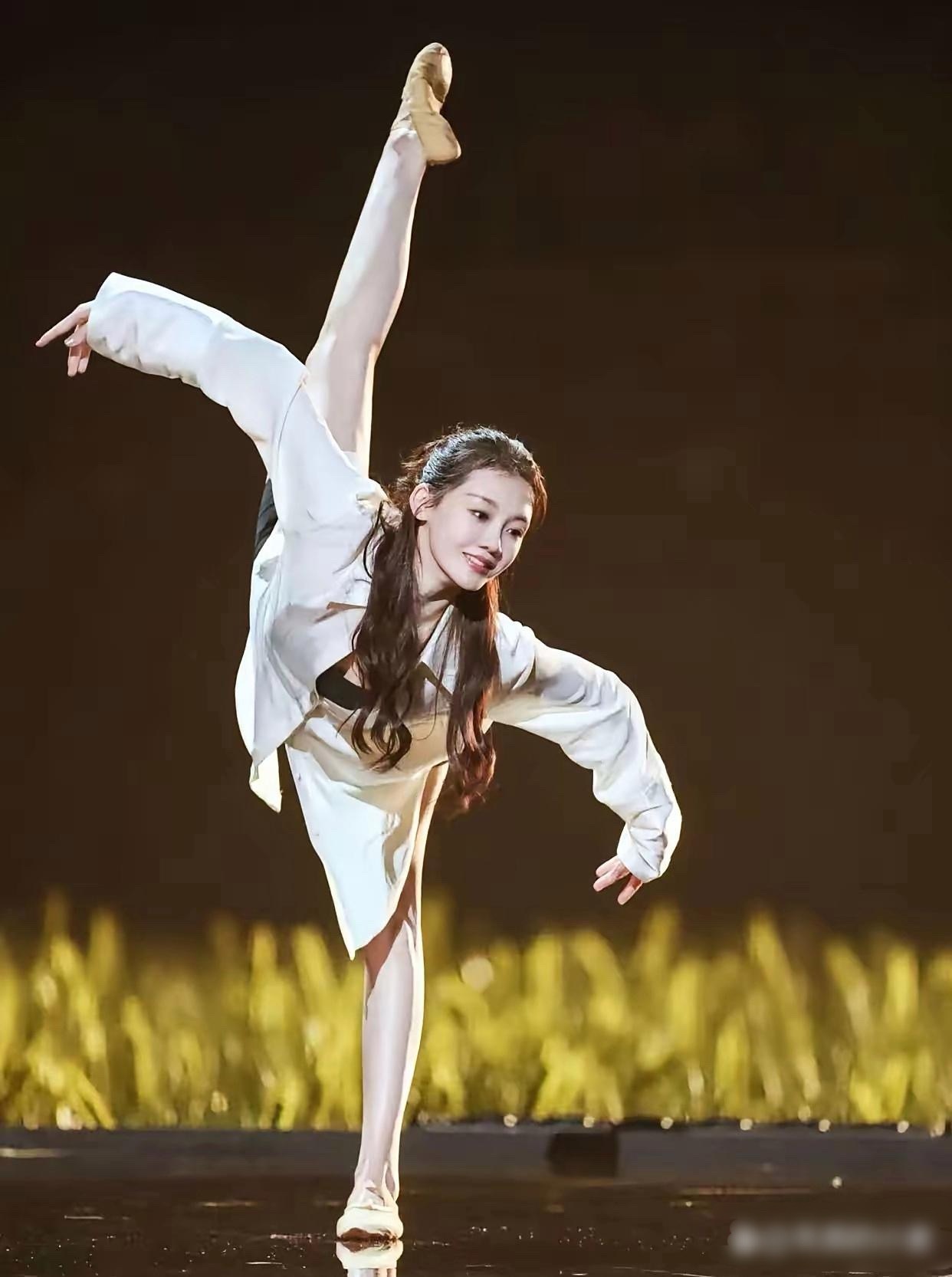 终于明白冯小刚当年为什么会挑中苗苗演《芳华》女主角了——不是因为她长得漂亮，也不