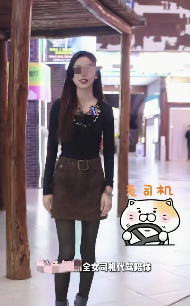 现在赚点钱真难，各行各业都卷上了天。
刚看到一个代驾广告，简直无力吐槽。一家全是