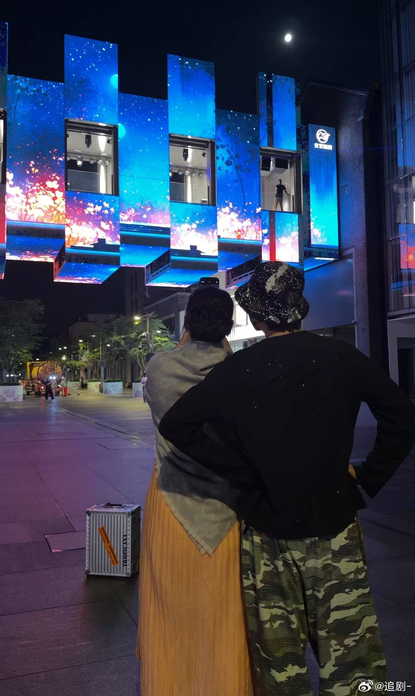 林依轮当众帮老婆整理头发林依轮帮老婆整理头发工作到深夜，她一陪就是全程。他唯一做