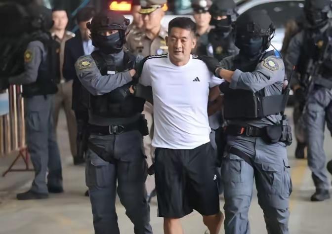 反腐让军队更健康，而非更脆弱

所谓“查得越深，军队越不稳”的看法，实在肤浅。真