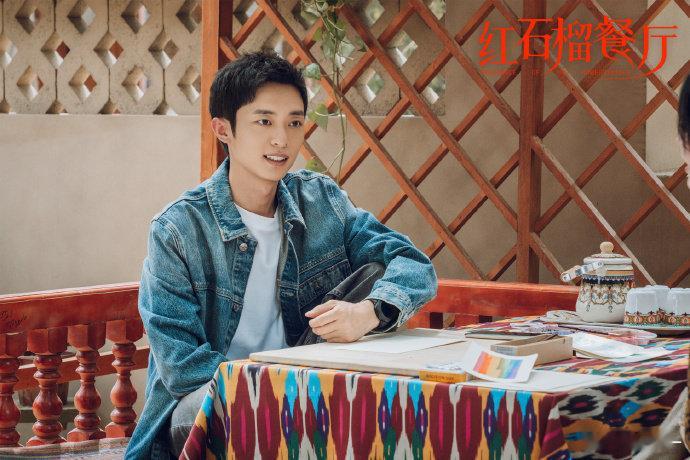 红石榴餐厅摇来新疆餐饮界《红石榴餐厅》这波从剧里火到剧外，线下红石榴餐厅试营业直