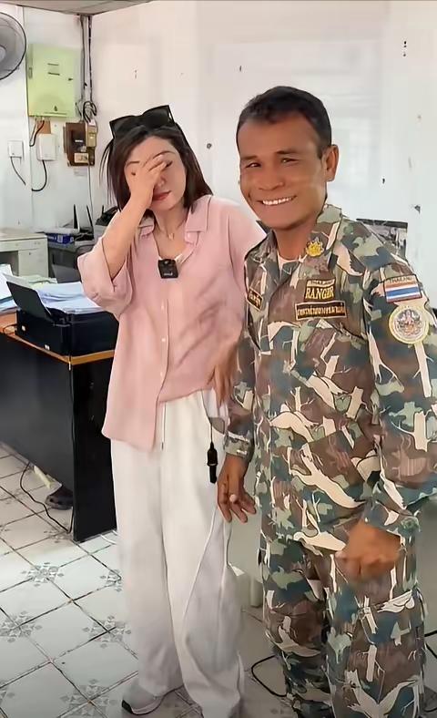 真没人能想到，当年救了王暖暖一命的，会是泰国乌汶帕登国家公园的一位普通工作人员。