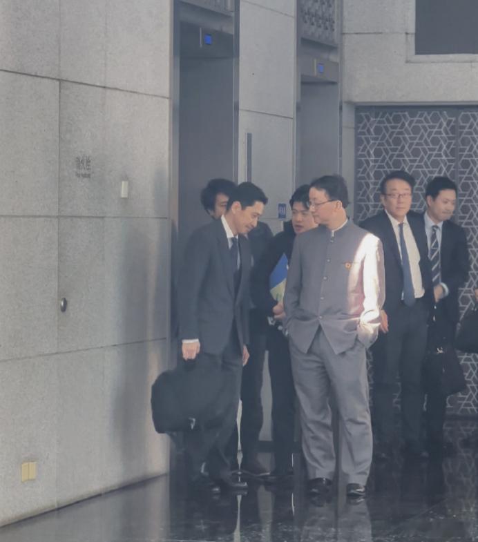 双手插兜跟训孩子一样