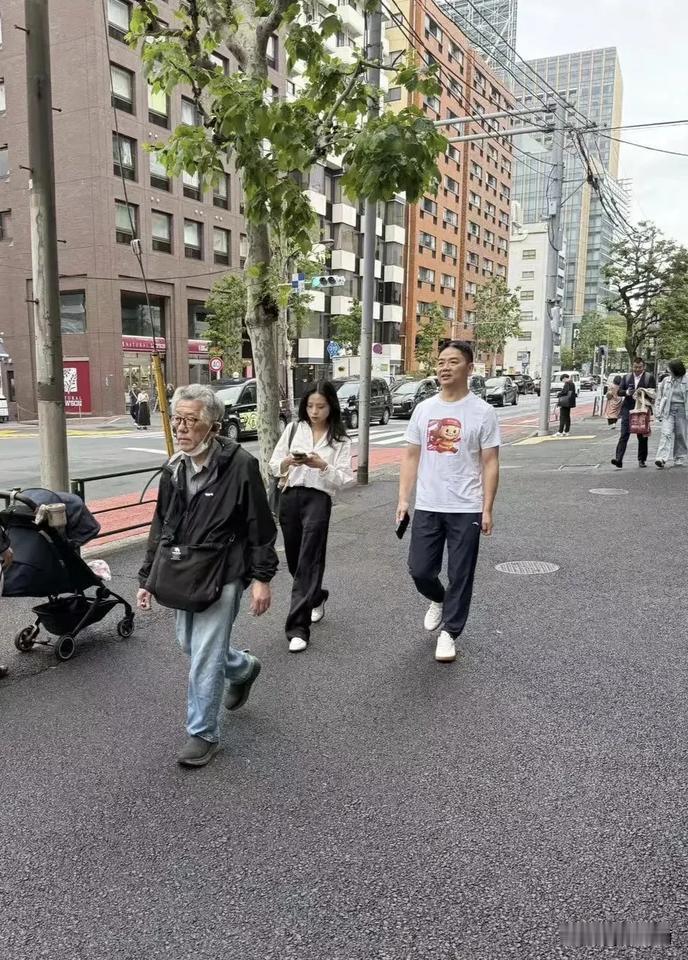 东哥在东京街头也太圈粉了

今天在小红书看到有网友发的笔记，图片是东哥在东京街头