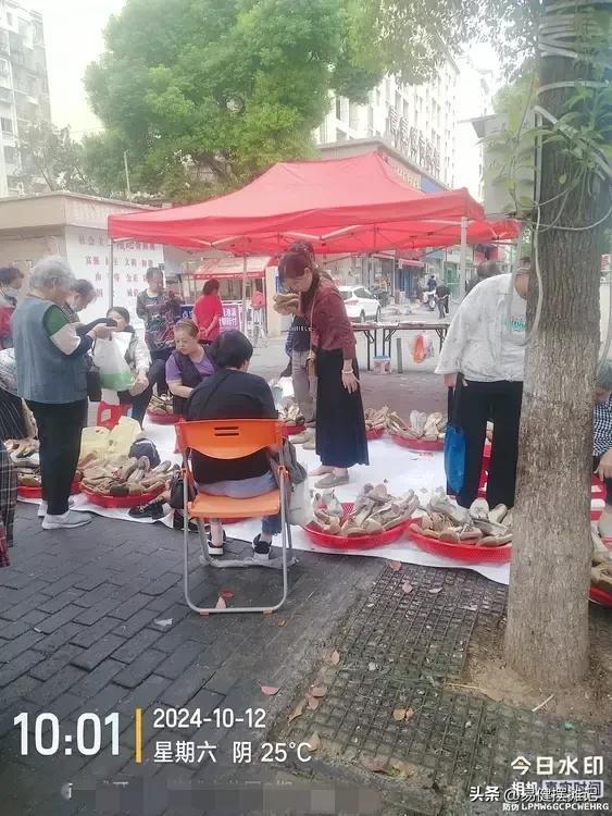 都说生意不好，这位仁兄别具一格筐装绣花鞋，每天都破千
电商时代，服装鞋帽俨然成了