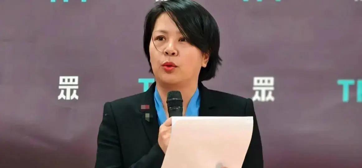 民进党彻底社死翻车！精心编排的直播剧本，被陆配李贞秀当场撕得稀碎，主持人脸都绿了