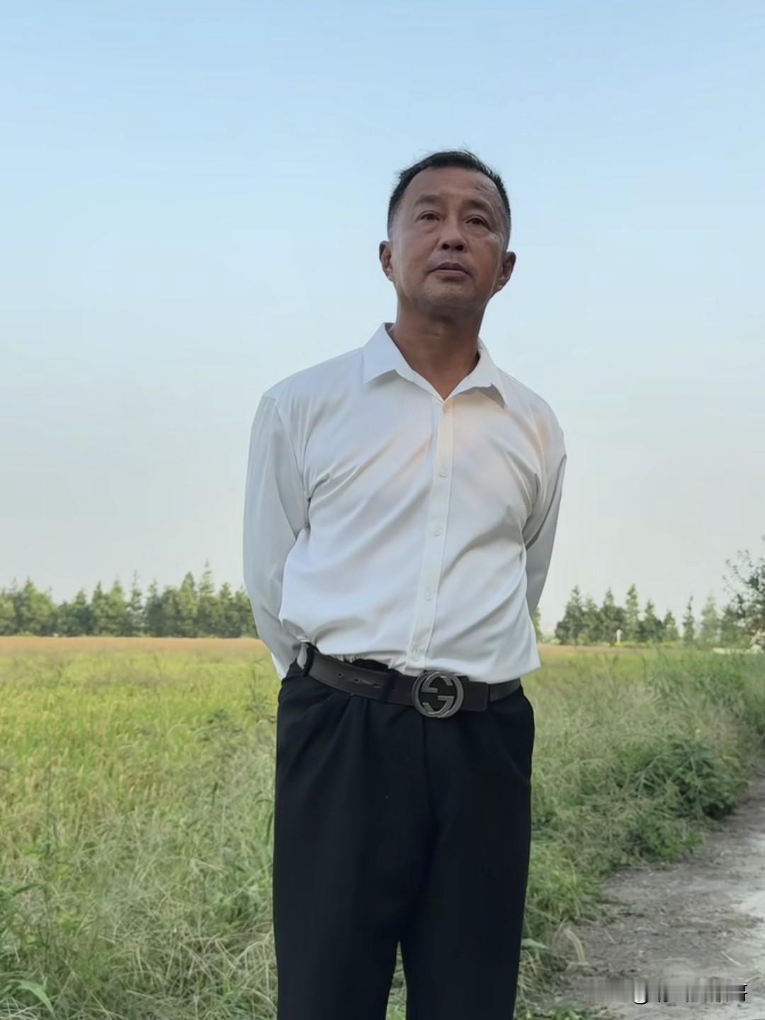 正所谓“人靠衣装，佛靠金装”
沈巍这么一打扮，白衬衣西装裤再配上一个古驰皮带，气