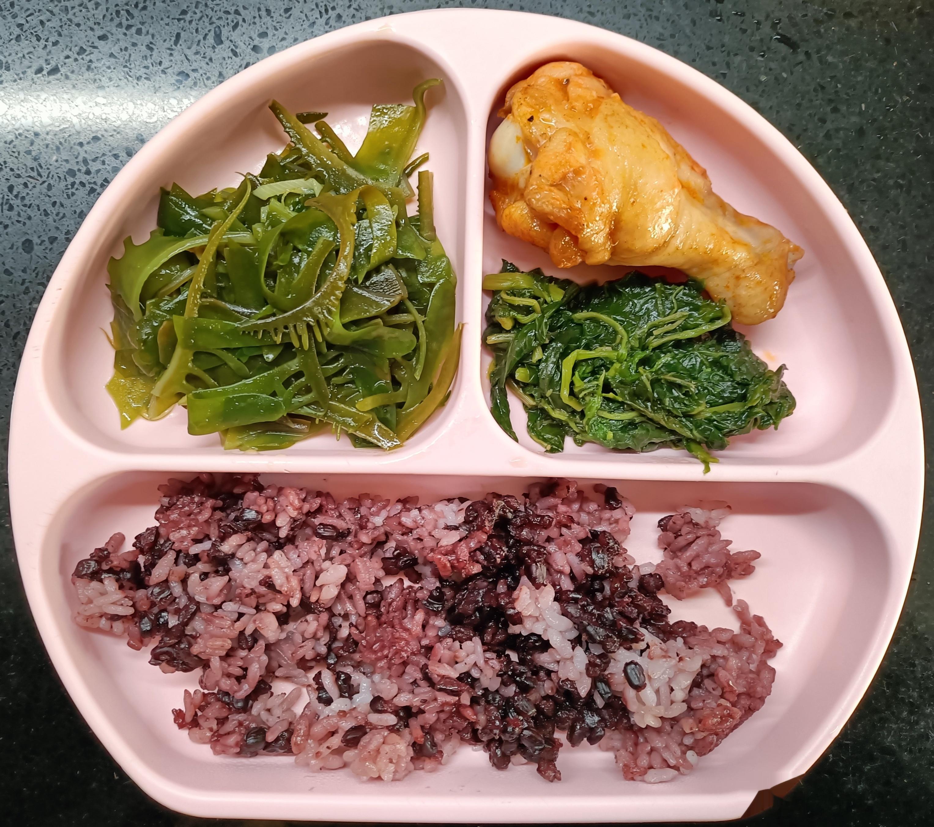 #糖糖的饭饭##科学育儿营养护航# 昨天午餐：紫米大米饭，烤翅根，蒜蓉紫苋菜，炒