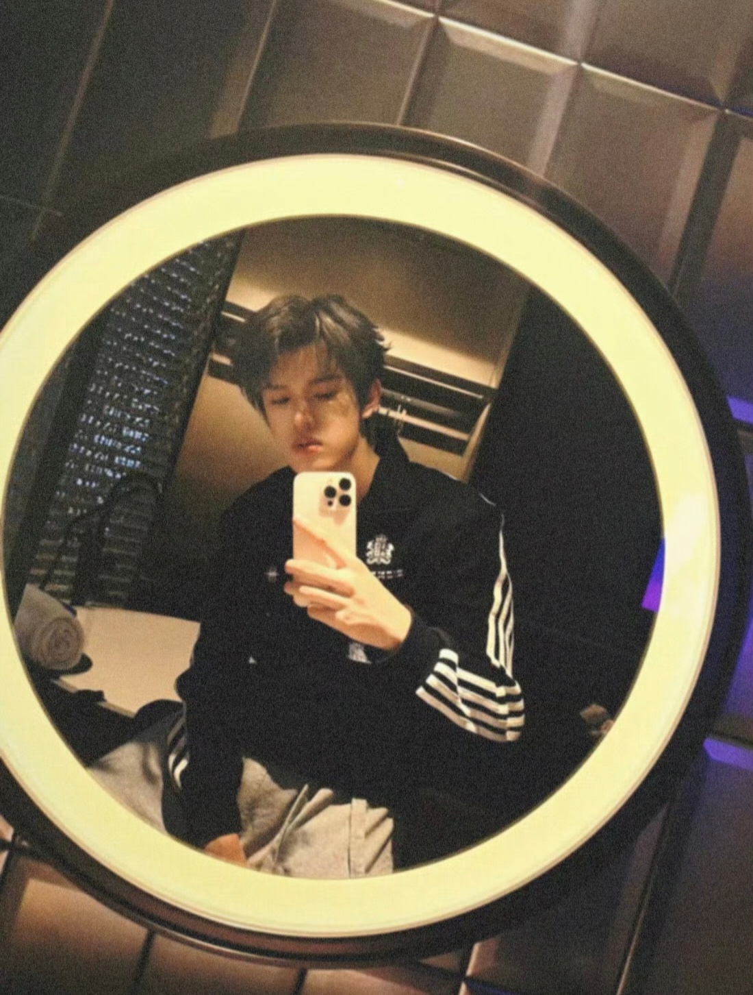 【张极】披荆斩棘总决赛 连轴转好几天累着了，张极辛苦了，好好休息。​​​