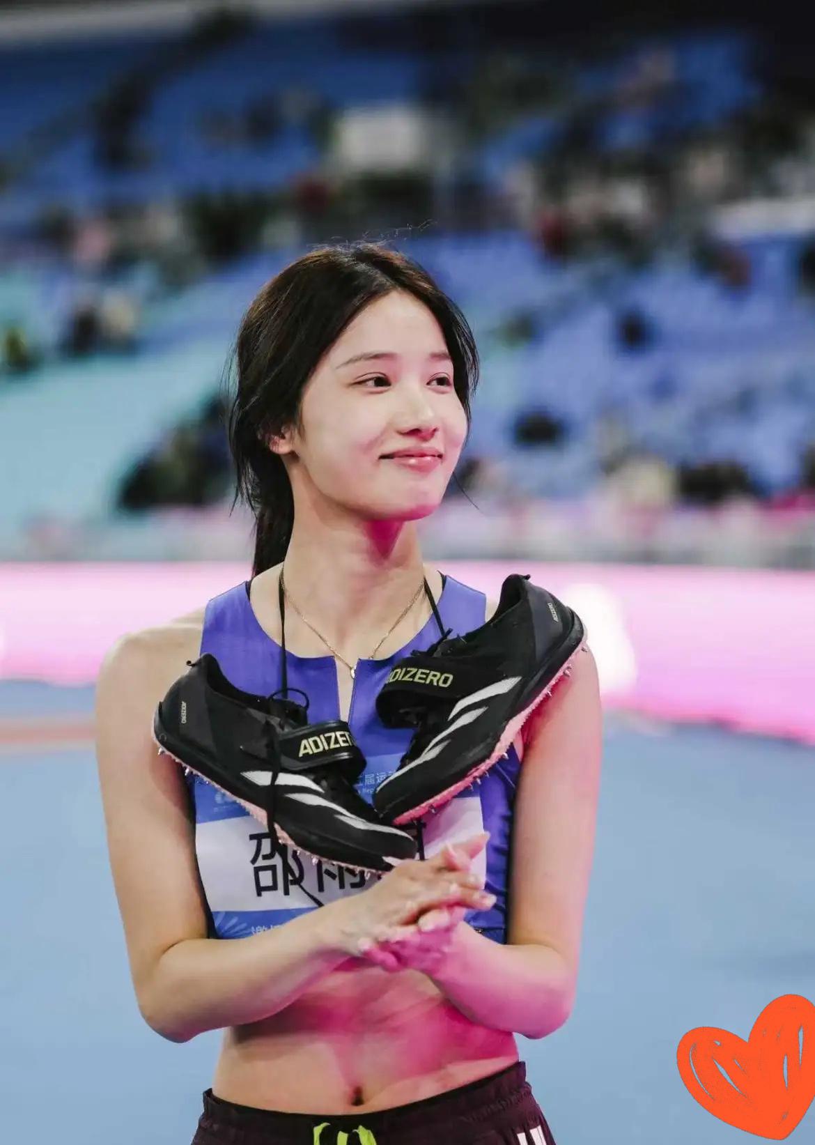 邵雨琪别把路走太绝！
明明靠跳高实力就能稳坐顶流，
偏偏颜值、学历
双开挂卷疯全