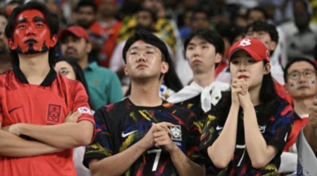韩国球迷的心脏恐怕都快跳出嗓子眼了

世界杯小组赛最后一天的剧情，比任何剧本都来