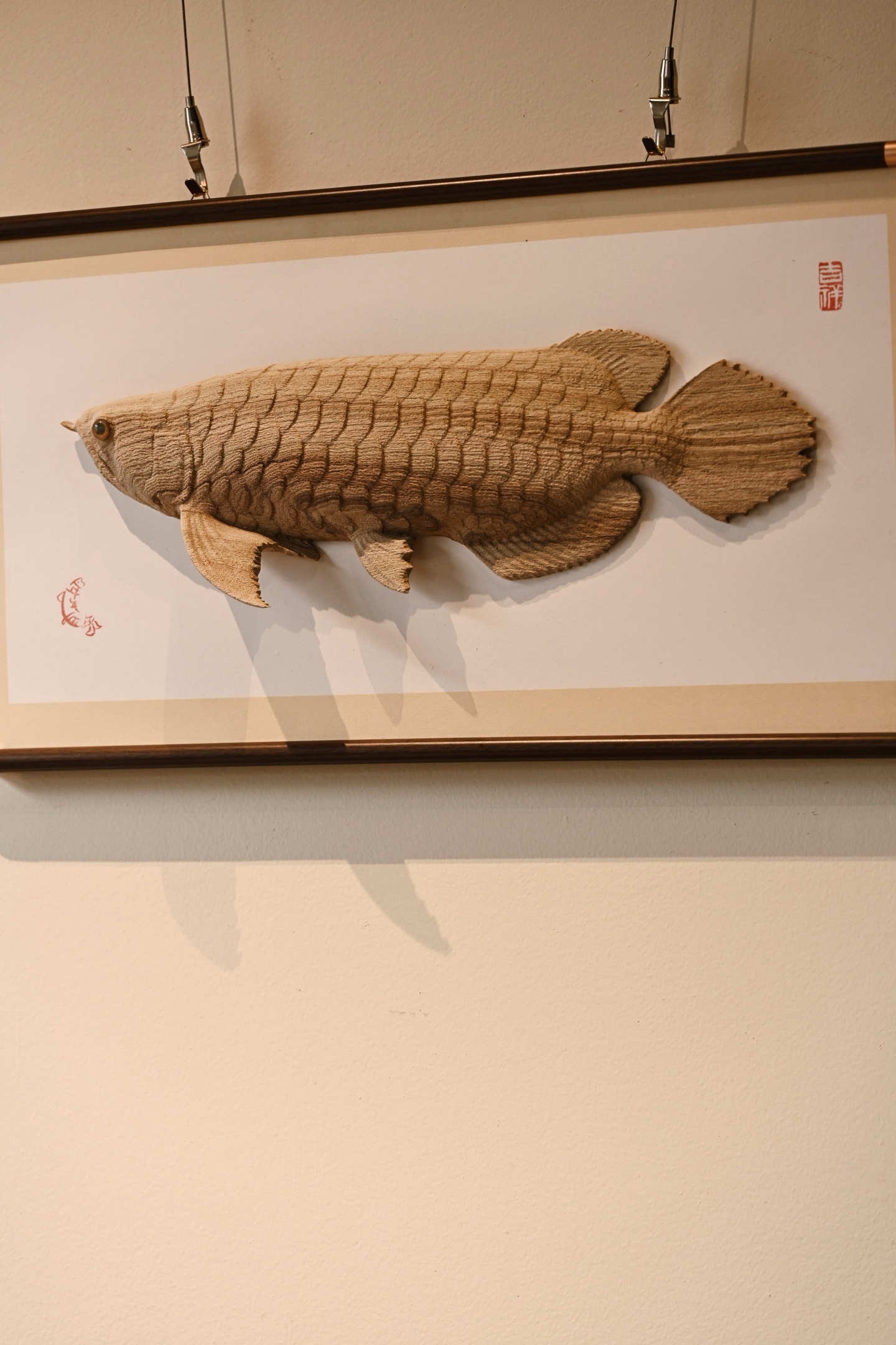 香樟木 | 连年有余 挂屏雕刻生动，鱼身线条力量感十足，鳞片细腻，匠心独具，神韵