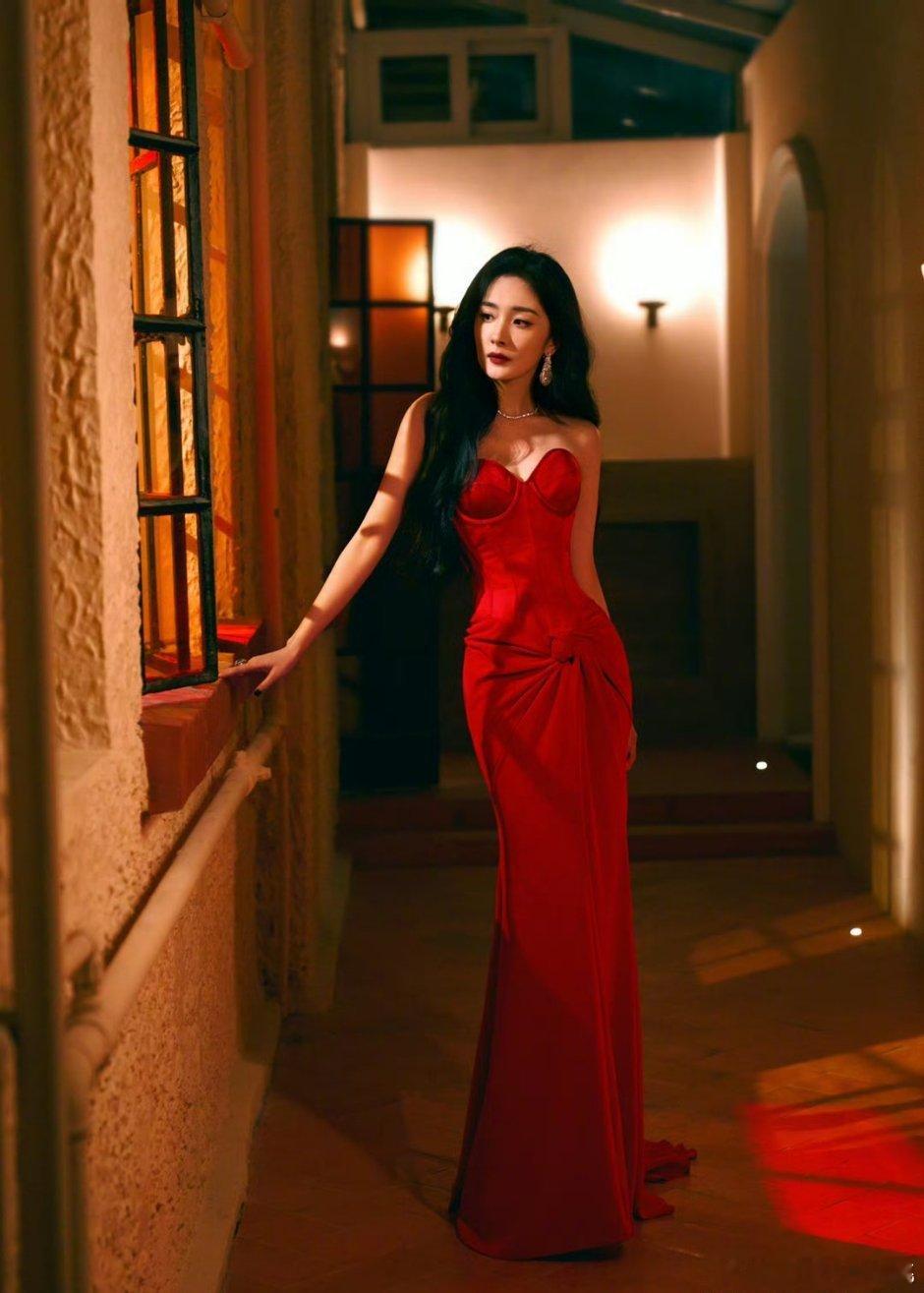 回顾女星微博之夜经典造型，杨幂以一套Alexia Mabille 2023高定大