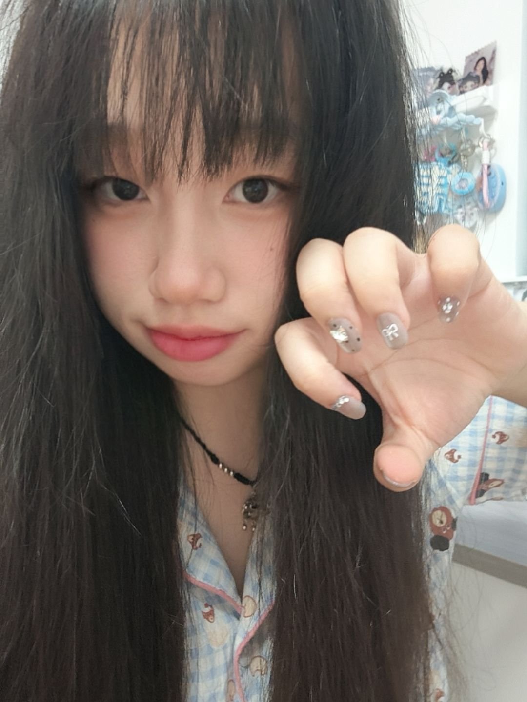疯狂炫耀自己的美甲