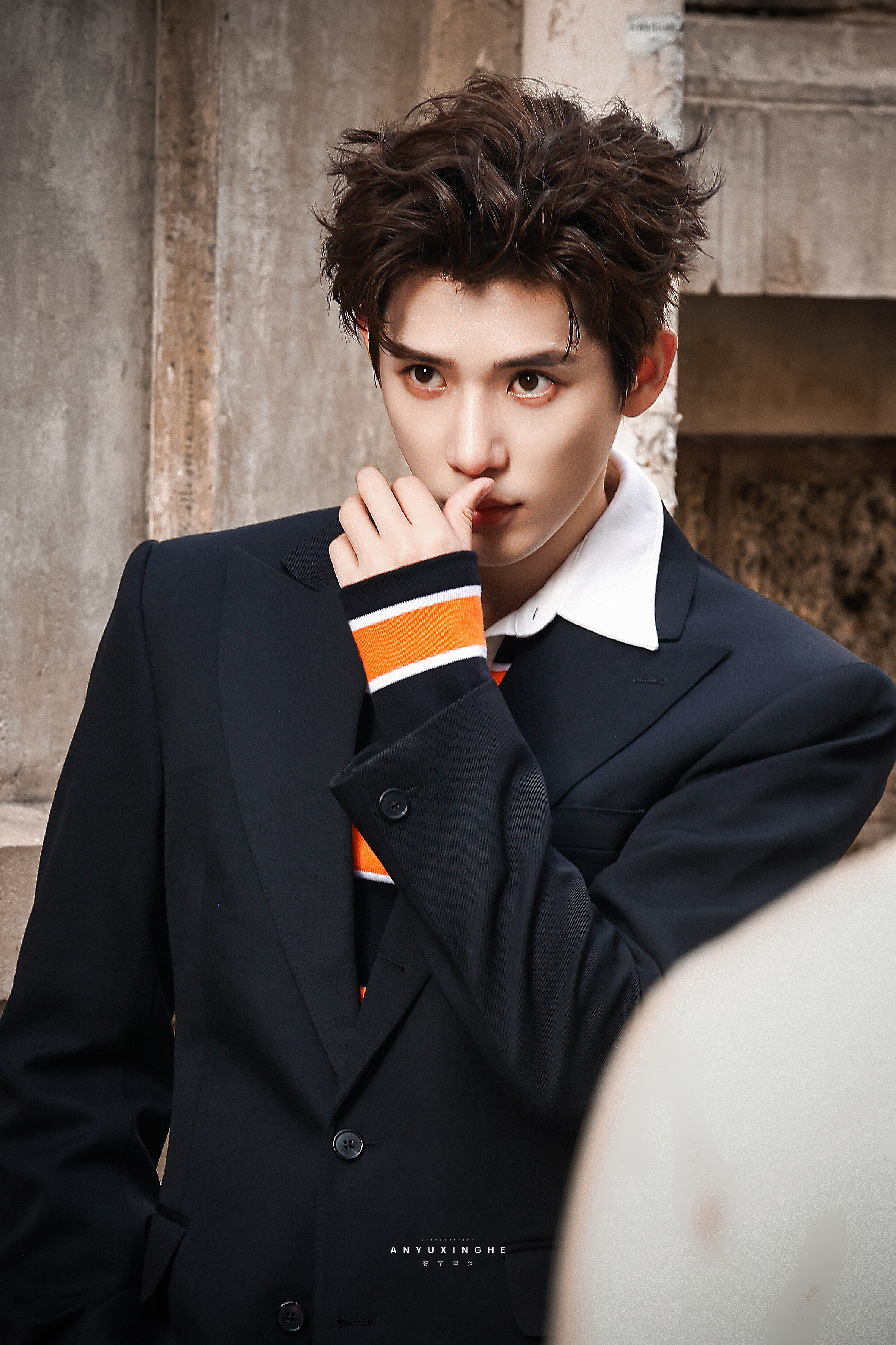 王安宇CELINE品牌大使  王安宇裴秀智孙千同框 此男的脸顶级权威！你在认真拍