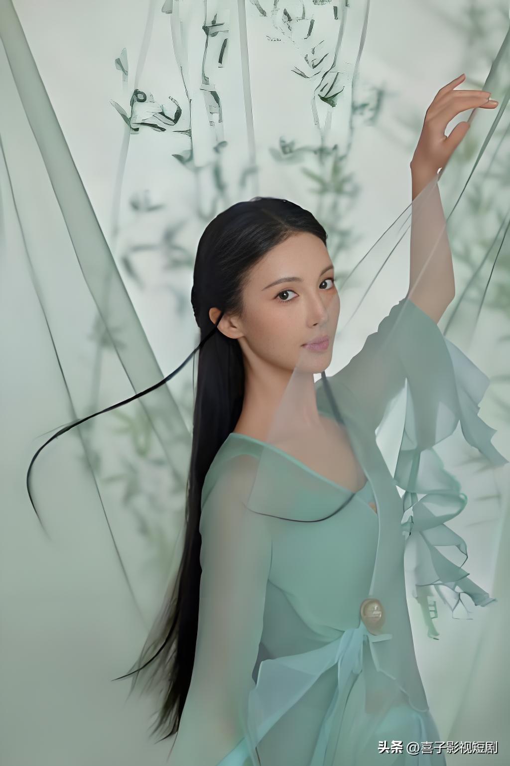 在《天赐的声音7》舞台上，金晨与郁可唯合作演绎《半壶纱》，一出场便惊艳全网。
金