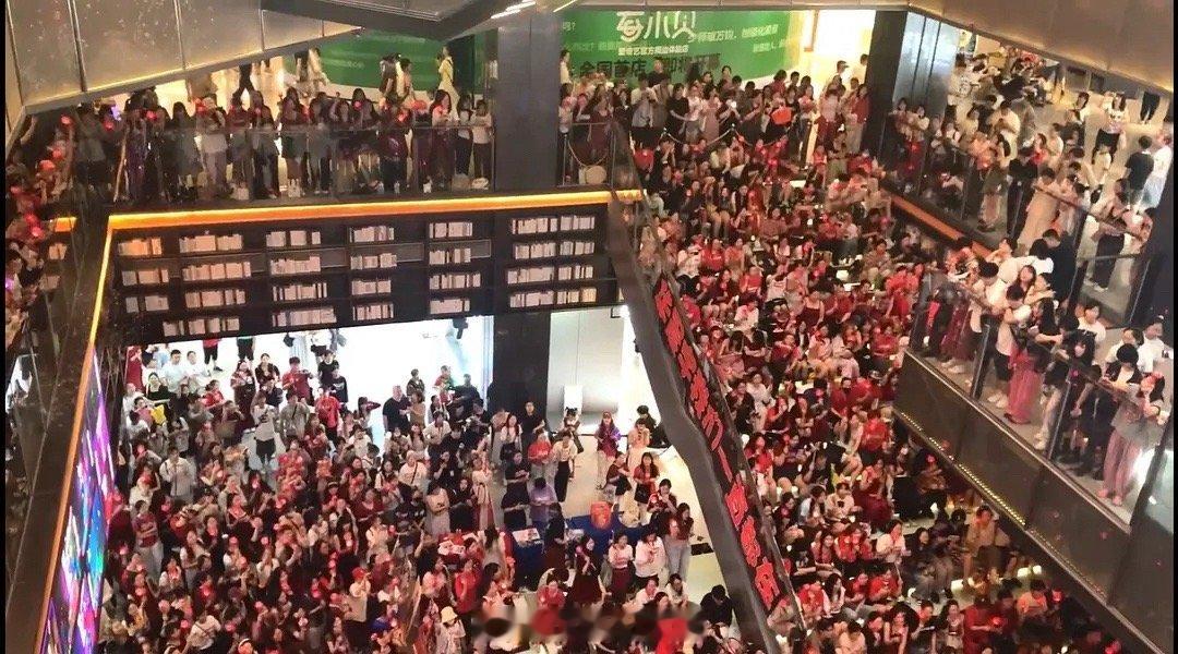 华晨宇粉丝路演 人多到我还以为明星本人来了 ​​​