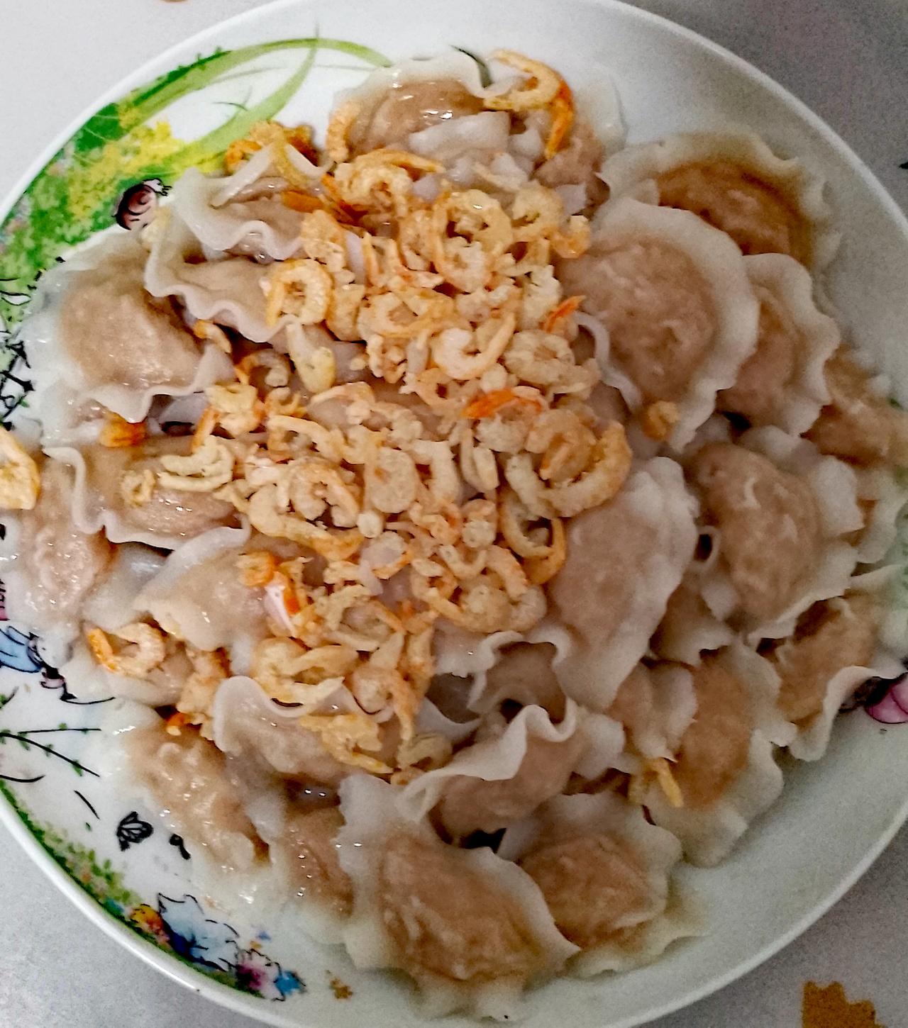 今天介绍一下广东顺德美食鱼皮角，这个美食在广州也可以买到的，就算是在超市里的冰柜