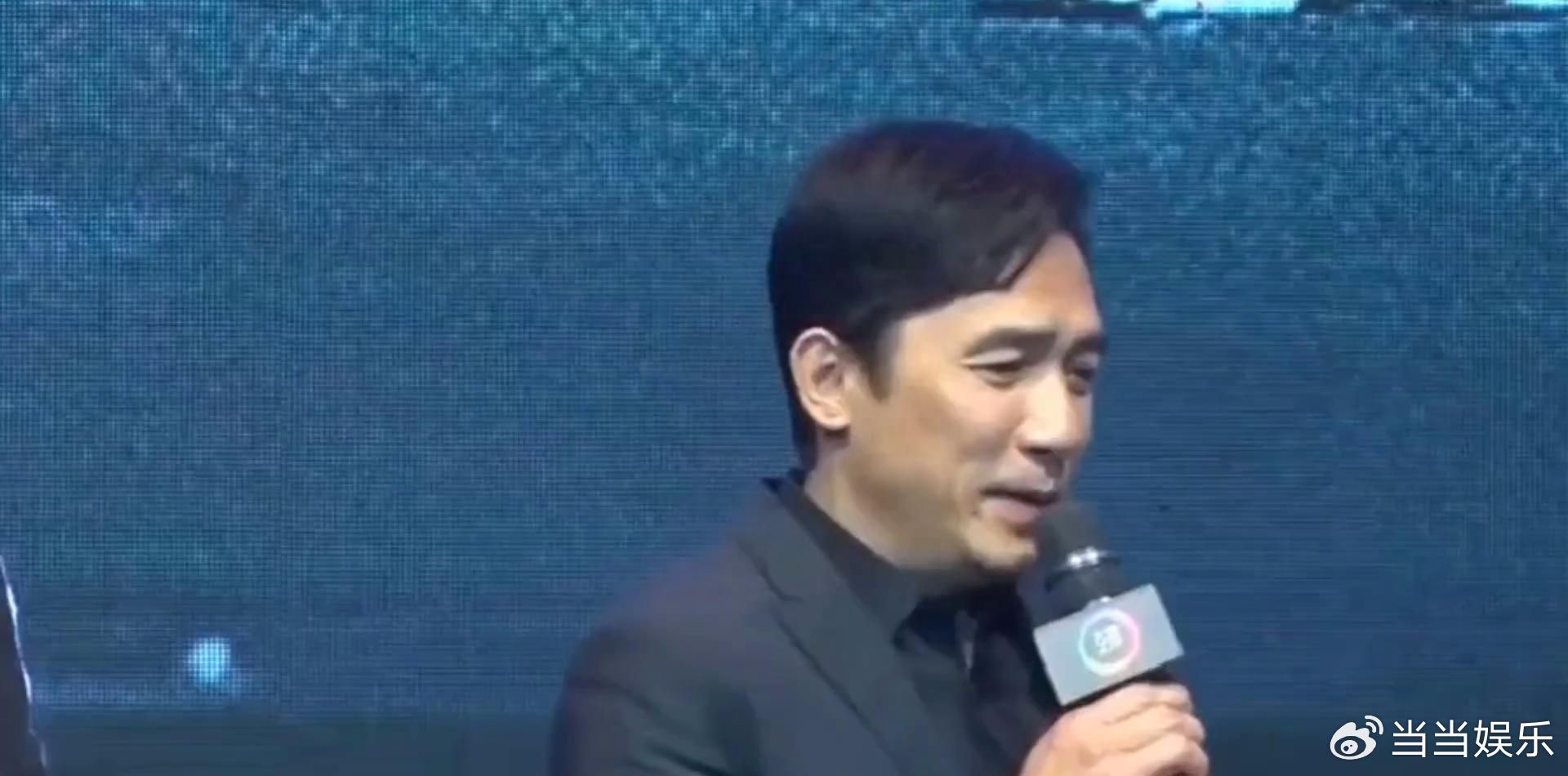谁懂啊打开手机就被这对神仙组合暴击！成龙这般平常踪迹颇难寻觅的国际巨星，竟然同古