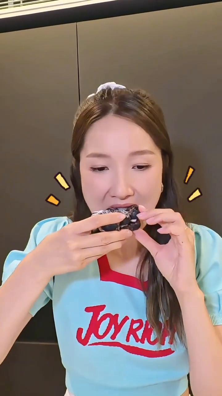 今天做一个简单的水果巧克力奶砖。
·食材准备：水果切块，水果已经洗干净了，现在把