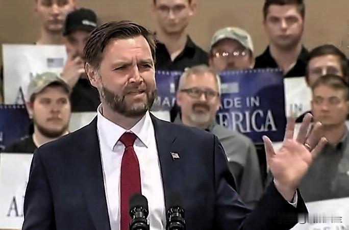 美国副总统万斯在爱荷华竞选活动上发表讲话:“我是被蓝领工会民主党人带大的，外公外
