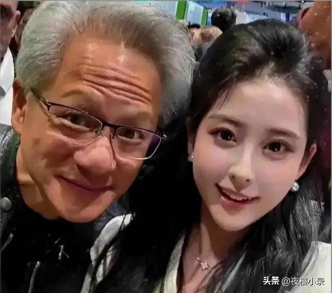 人家年薪百万美金，既是贴身翻译，又是全能干将。黄仁勋吃北京烤鸭，顺手掰了个鸭腿递