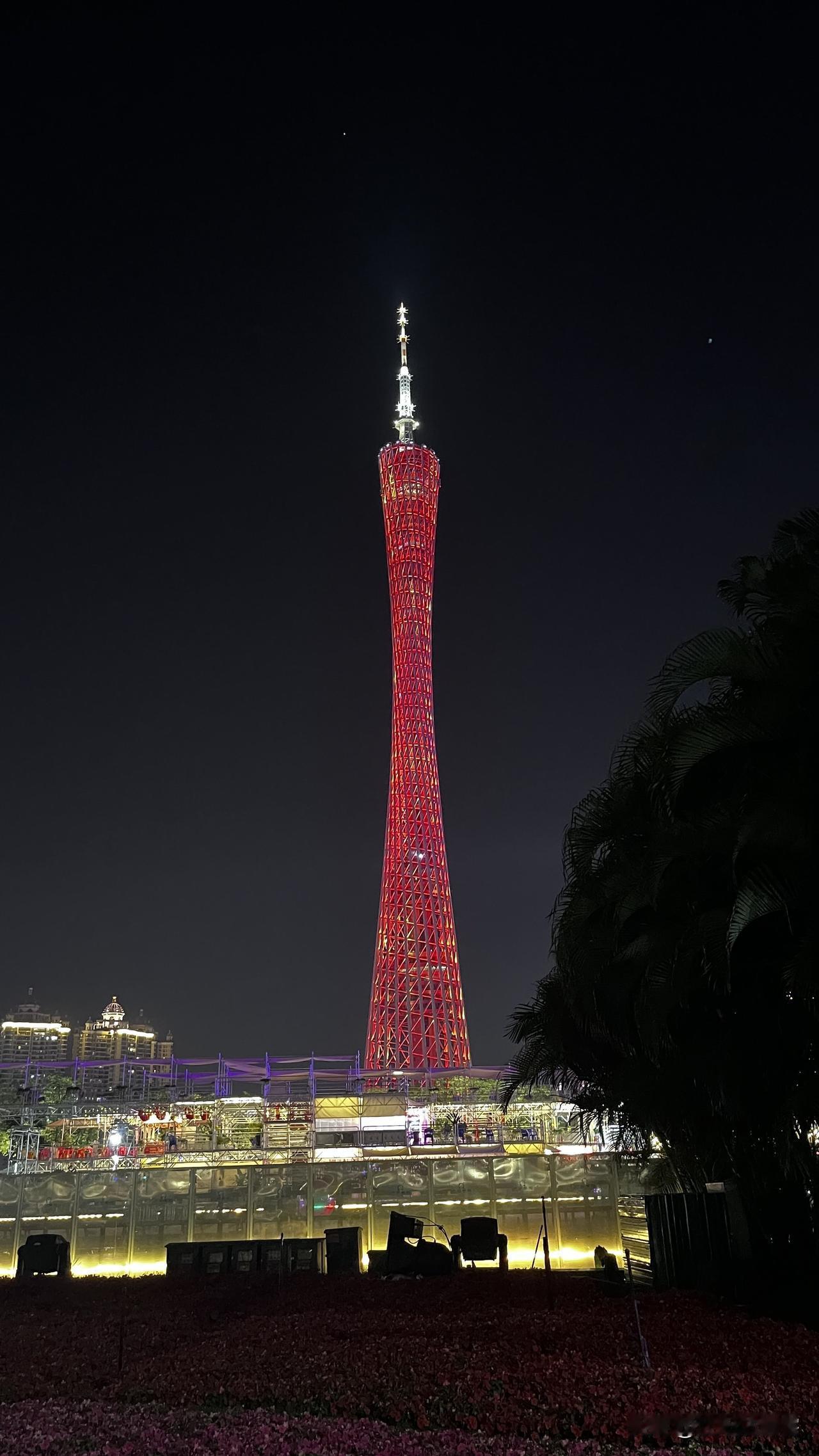 这不是网红滤镜里的广州，是我亲眼所见的小蛮腰。
红得像年宵花，彩得像骑楼里的花街