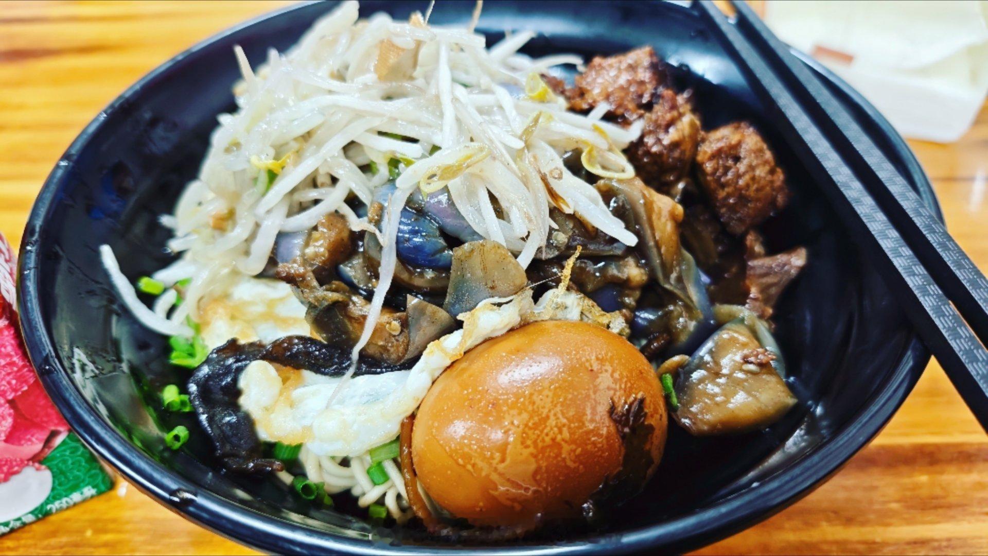 面食难得吃吃 上海葱油拌面混各种浇头（关键里面有焦葱催催的）加上一盒冰镇雪菲力还