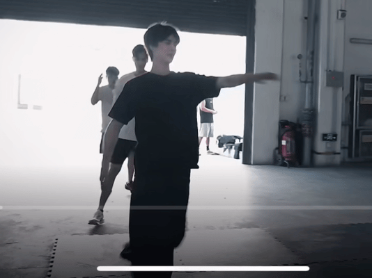 黄俊捷打戏从张起灵到热血舰长，他打戏拳头带风超利落，幕后苦练更圈粉，期待更多名场