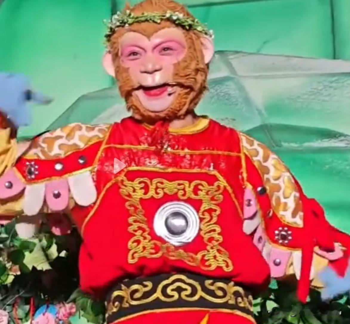 2024 年 ，长春动植物公园的西游主题园区里，一名扮演孙悟空的演员正趴在五行山