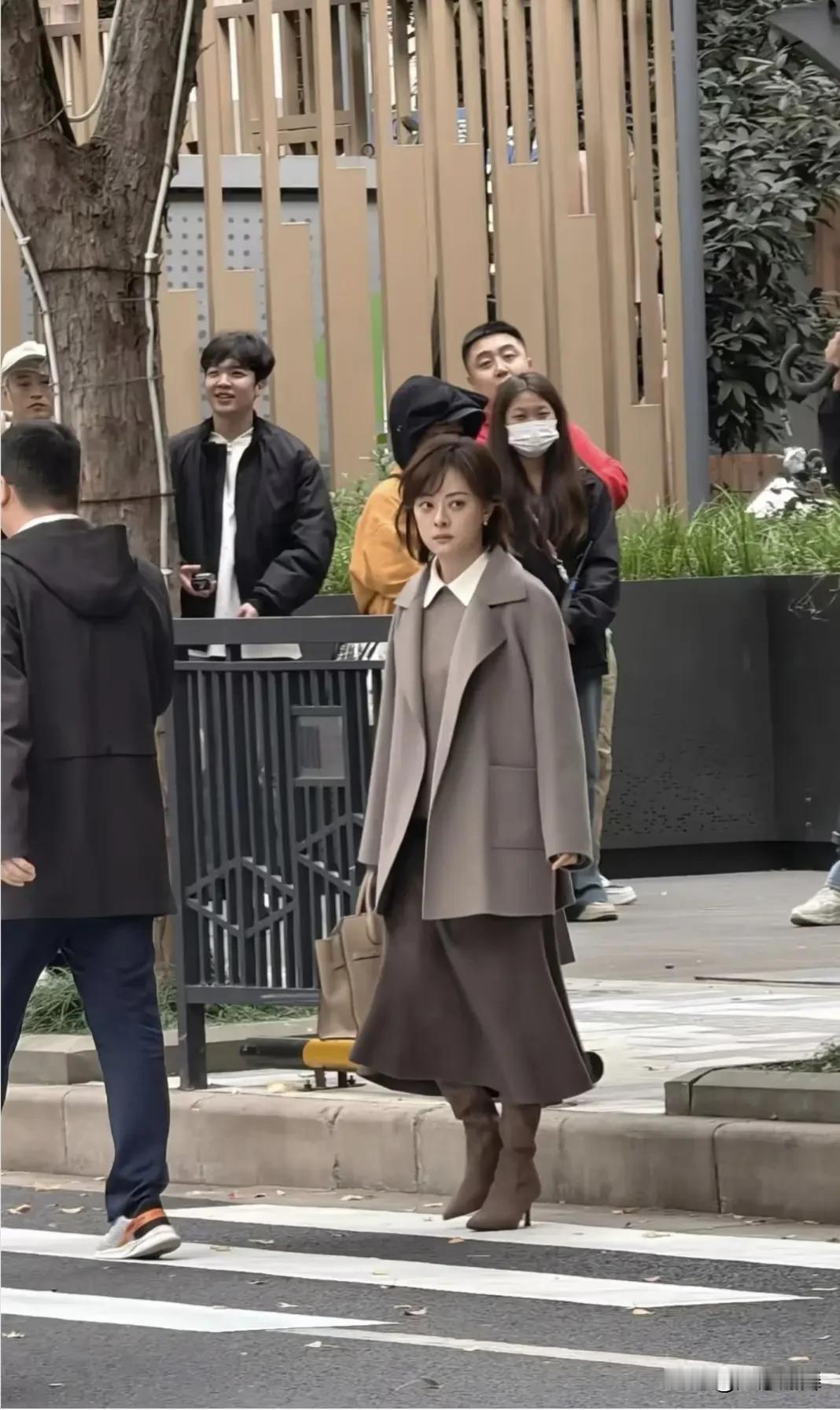 不得不说，她还是这么好看，穿搭也洋气！