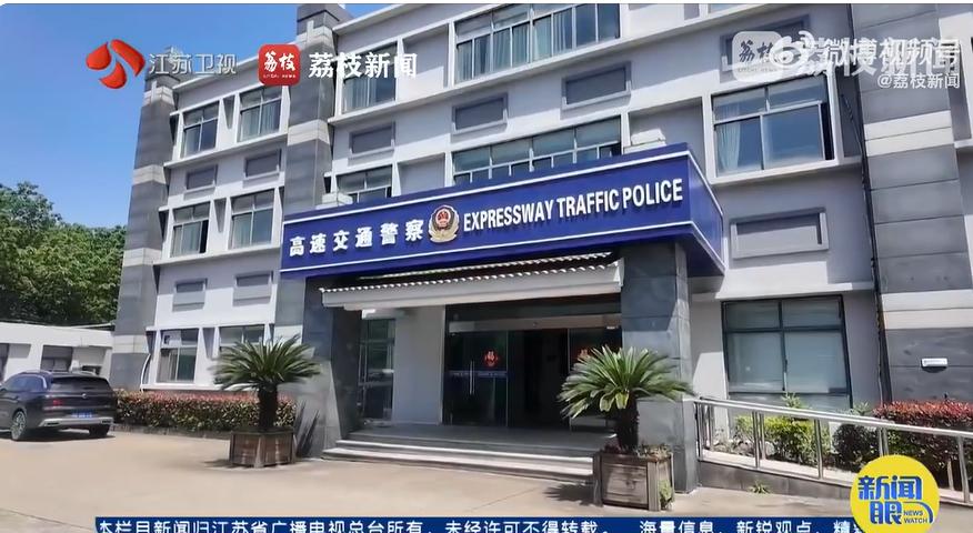真是不要命了！5月13日报道，宁波高速交警查获了一起极度危险的交通违法行为，一名