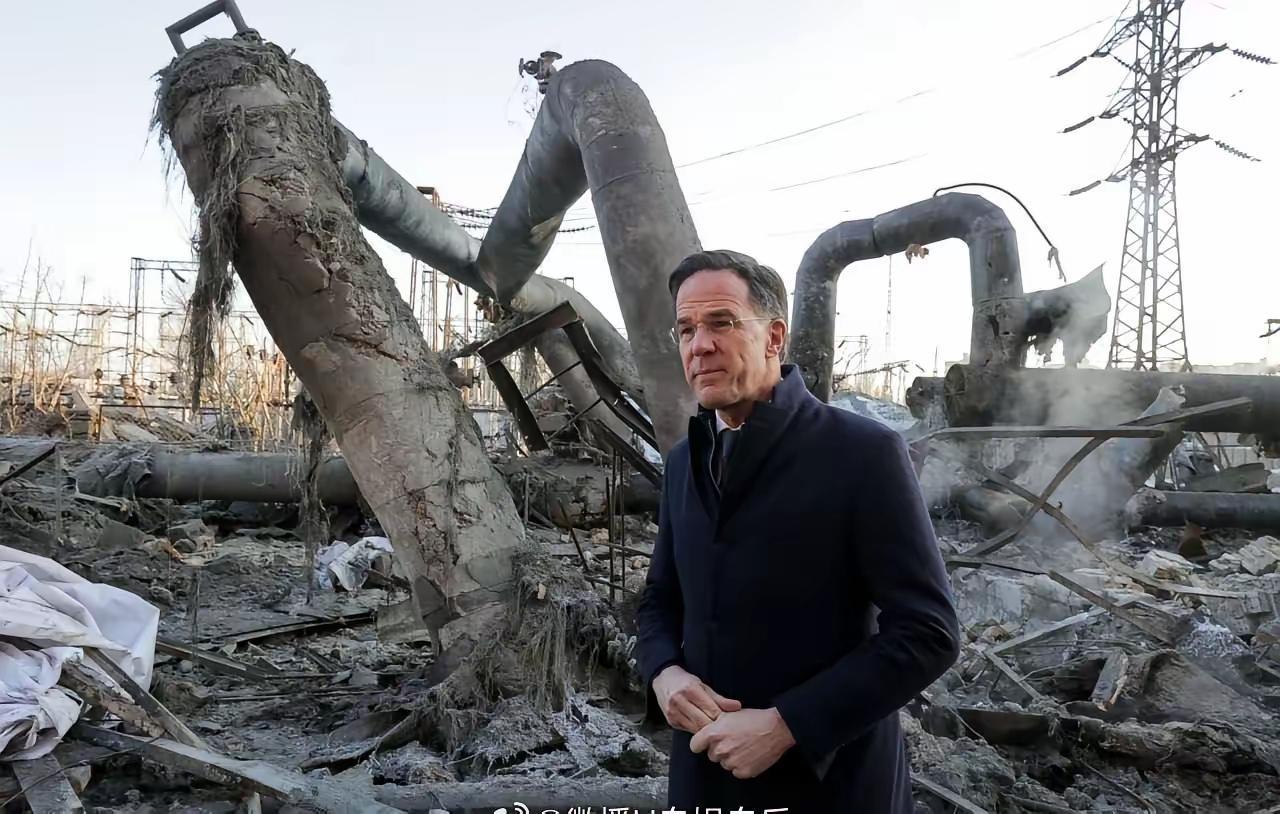 北约秘书长马克·吕特昨天视察了基辅一座夜间遭俄军袭击的热电厂。