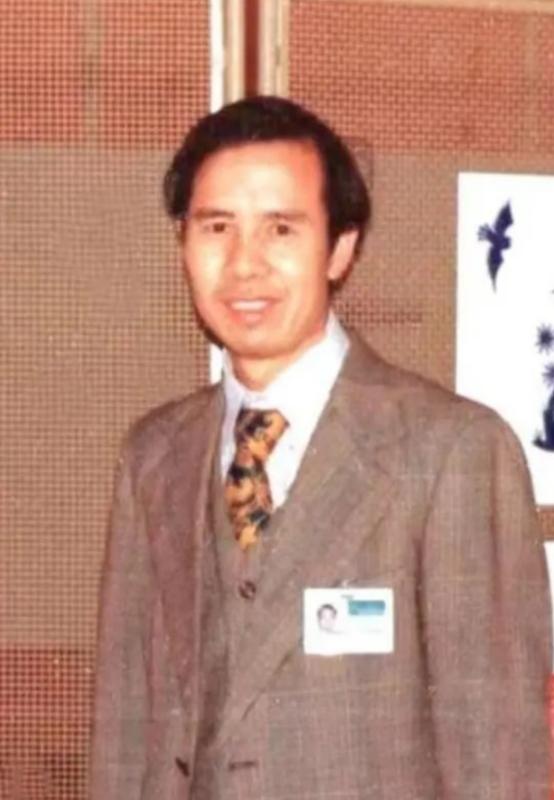 1985年11月，我国外交官何存峰乘坐美国客机飞往纽约，在飞行途中，何存峰去了一