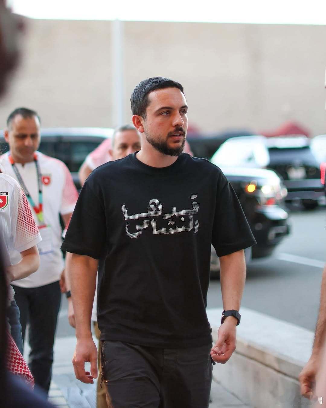 约旦王室 🇯🇴6月16日，侯赛因王储、拉杰瓦王储妃、阿里王子观看足球比赛。世