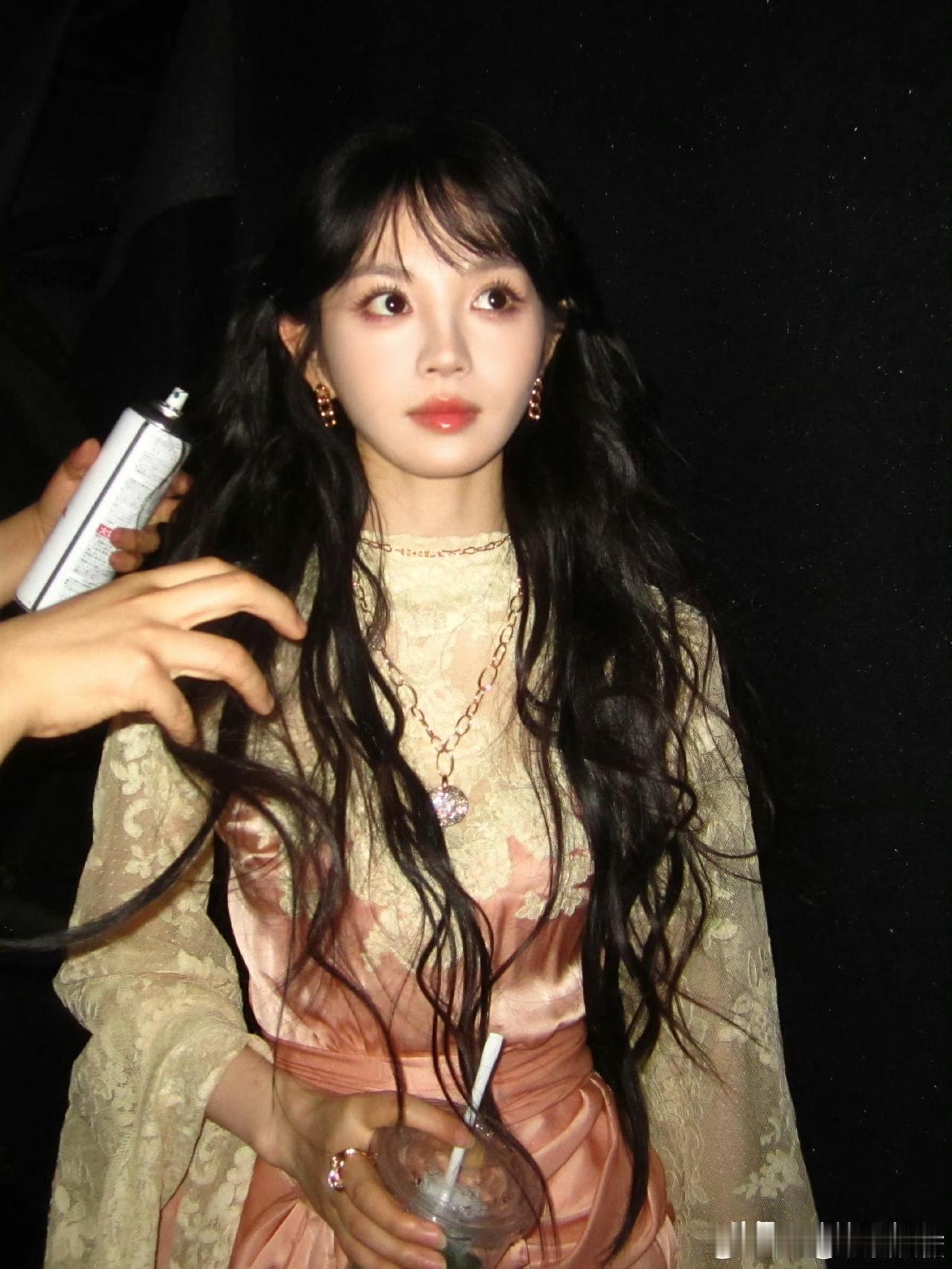 田曦薇和徐若晗撞衫
女明星真的是不比不知道
她俩尖叫之夜都穿了zimmerman