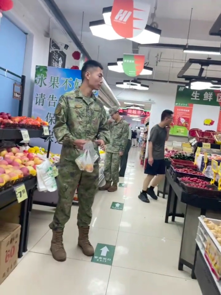 兵哥哥 外出购物的兵哥哥，我想为他们服务。 