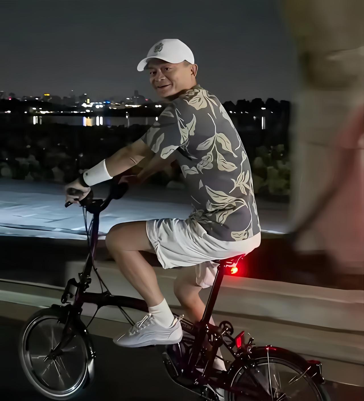 近日，有位网友夜游西湖时，偶遇马云夜骑的画面，还提醒拍他的女生要“注意安全”，本