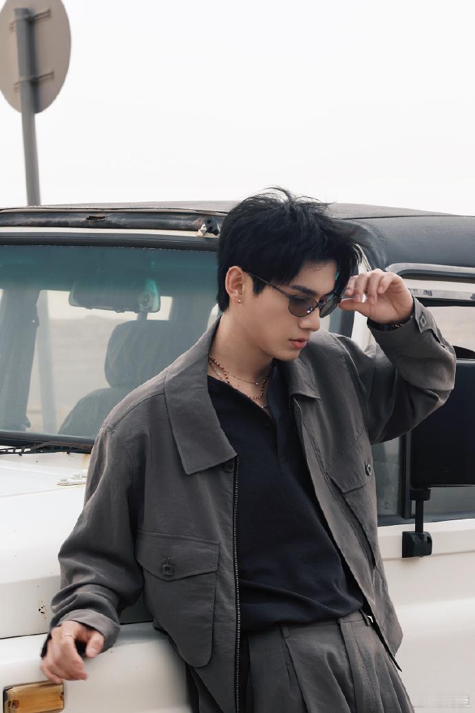 姚琛新歌是方灿写的不知道这次两个人会擦出怎样的火花，都是圈内的一把好手，两个人合